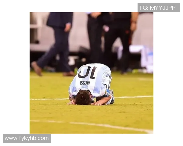 梅西的足球鞋传奇：从草地到荣耀的足迹与风采